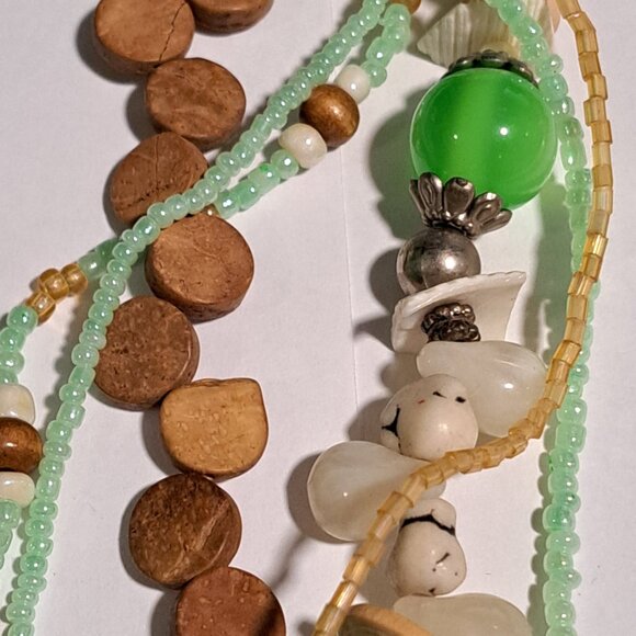 Green beaded necklace with wood beads with a metal clasp funky chunky large bead - Picture 4 of 7